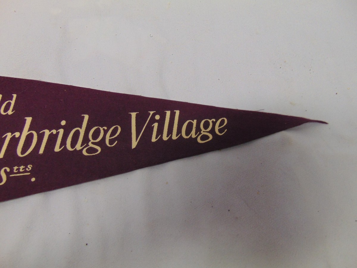 Ancien Fanion Vintage Sturbridge Village Massachusetts – Drapeau Tissu Violet 28cm, Collection Americana
