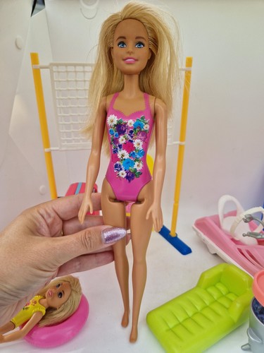Barbie Strand Set Jetski Surfbrett Lilo Koffer Volleyball Netz und Puppen - Bild 13 von 19