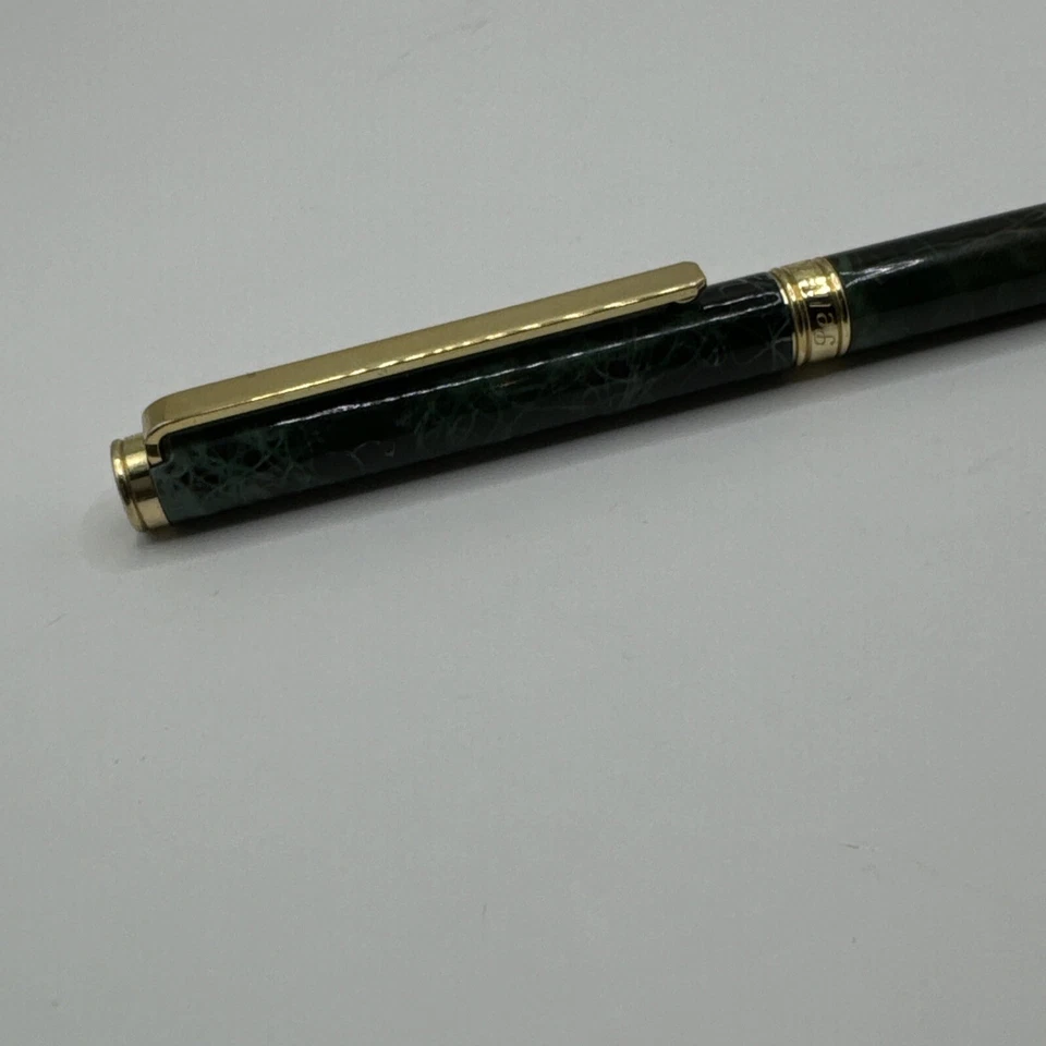 Bolígrafo Pelikan verde y dorado Foto 2 de 4