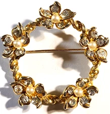 VINTAGE  STUNNING GOLD TONE CLEAR CRYSTAL FAUX PEARL FLORAL WREATH PIN BROOCH