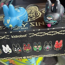 Kidrobot X2 Tods&uuml;nden Labbit V&ouml;llerei und Dejektion Fehler Box