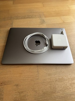 Apple MacBook Pro 15 Zoll | 2017 | 256GB | 16GB RAM | Space Grau