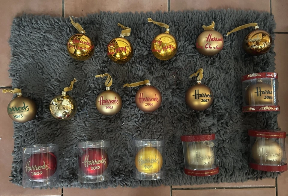 Harrods Christmas Baubles de 1995 a 2019 + sin fecha - Hola Kitty - más añadido Foto 2 de 4