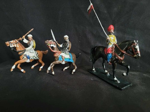Tres soldados de plomo raros. Hombres a caballo.  Oriente Medio. Militar. Vintage