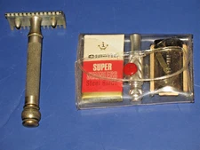 GILLETTE - VINTAGE RAZOR 2 PIECE LOT - 1 TRAVEL KIT NEW NEVER USED AND 1 USED