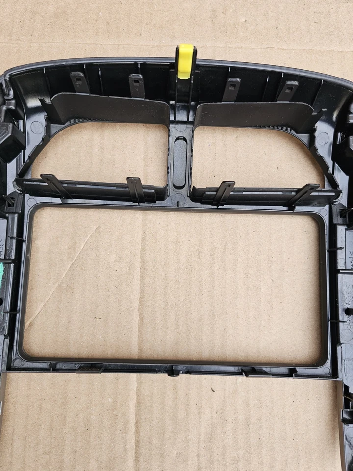 2004 - 2005 年丰田 RAV4 收音机中心仪表板装饰边框装饰原始设备制造商 — 第 4/4 张图片