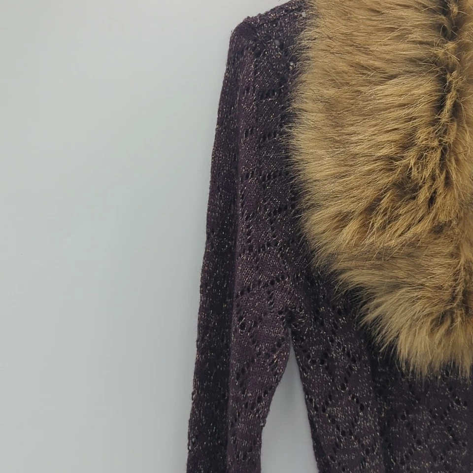 Cárdigan tejido Rue21 cuello de piel sintética metálico púrpura con cinturón manga larga grande Y2k Foto 3 de 4