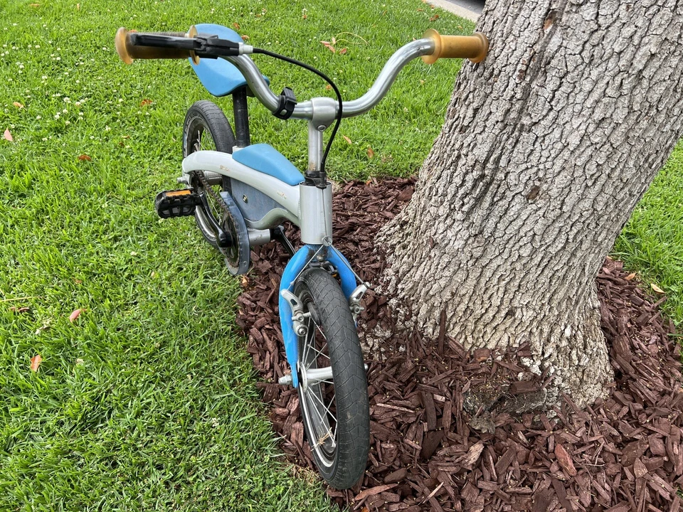 Bicicleta de equilibrio azul BMW para niños Foto 3 de 4