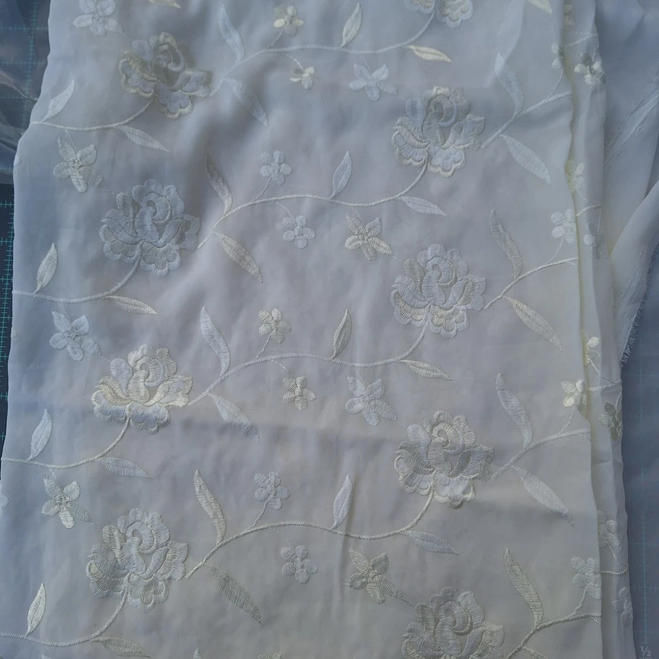 Tela transparente bordada WOW blanca sobre blanca 56" de ancho X 1,5 yardas Foto 4 de 4