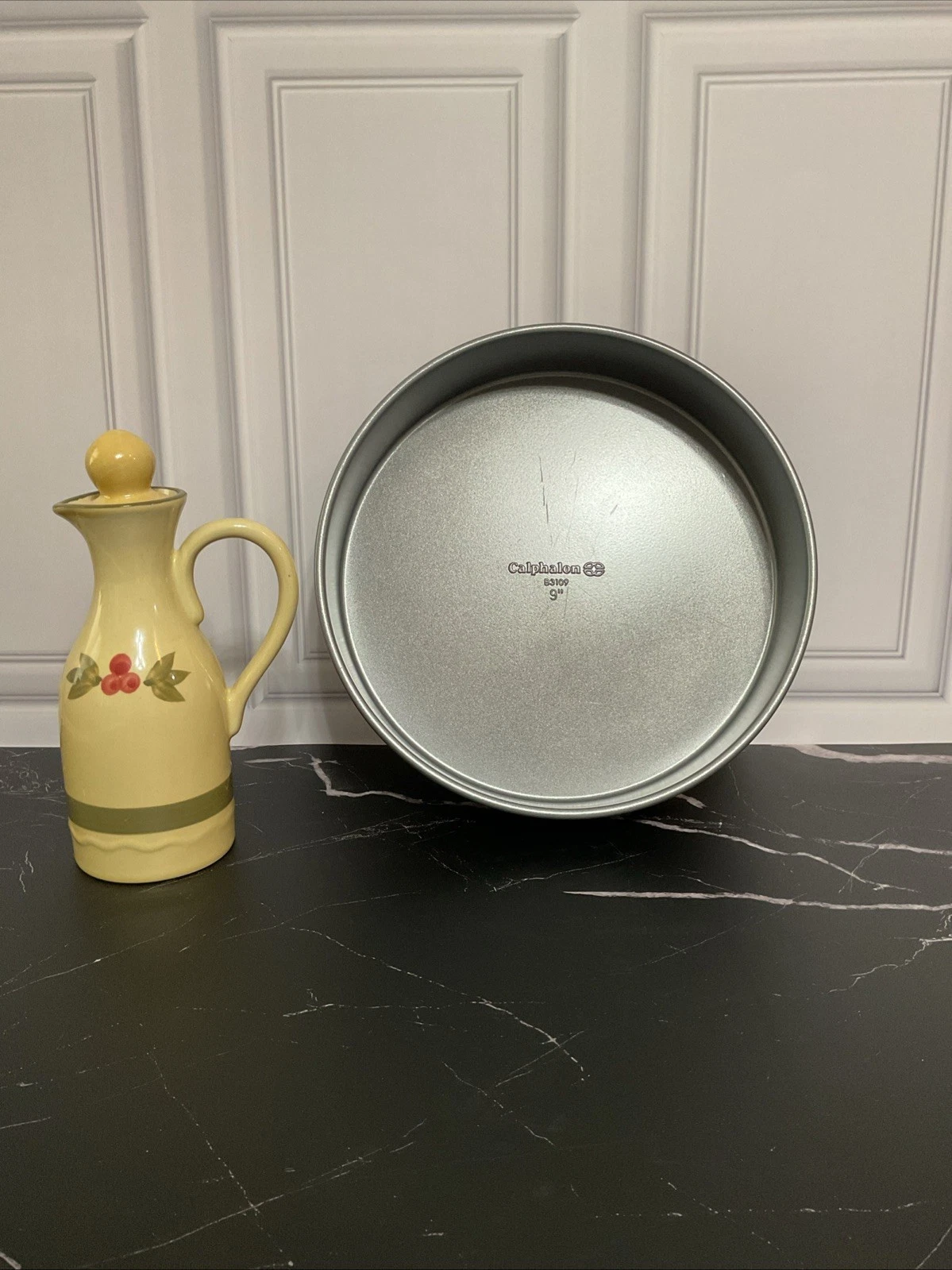 Calphalon Non-stick Bakeware Round Cake Pan 9 inch With Silicone Feet.EUC