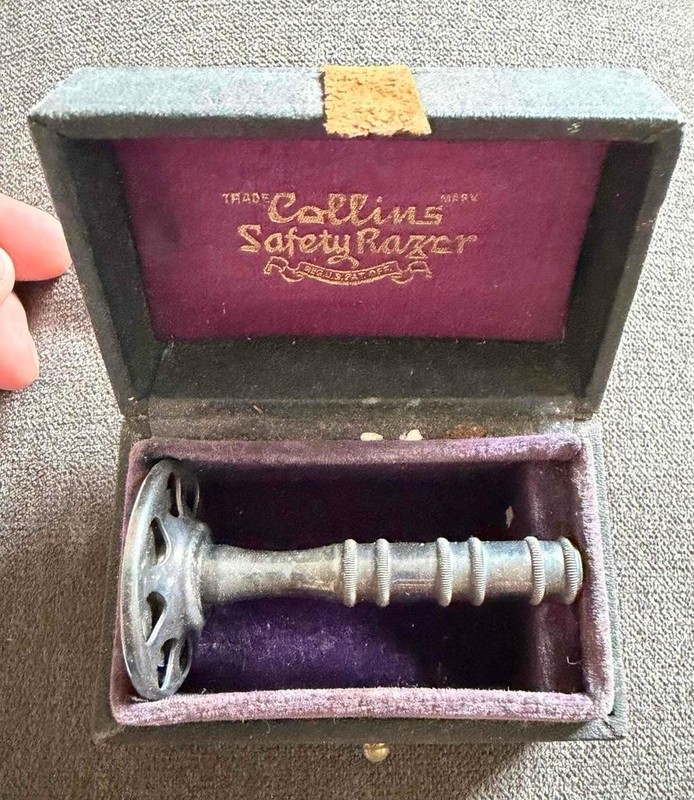 OLD VINTAGE ANTIQUE COLLINS ROUND HEAD SAFETY RAZOR IN CASE
