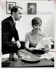 1966 Press Photo Jean Adams and Ben Shaw discuss Contemporary Woman Forum.