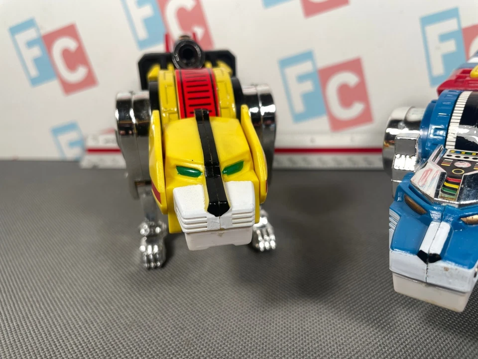 VOLTRON Trendmasters 1997 Diecast BLUE LION YELLOW LION Figures Lot - Image 3 of 4