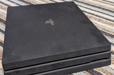 Sony PlayStation 4 Pro 1TB Spielkonsole - Jet Black mit Kabeln & PAD