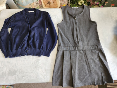 Mädchen Alter 6-7 Schuluniform Paket M&S grau Trägerkleid & marineblaue Strickjacke