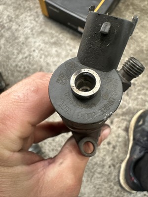 VOLVO C30 S40 V50 V70 2006-2010 1.6 16V D4164T DIESEL INJECTOR 