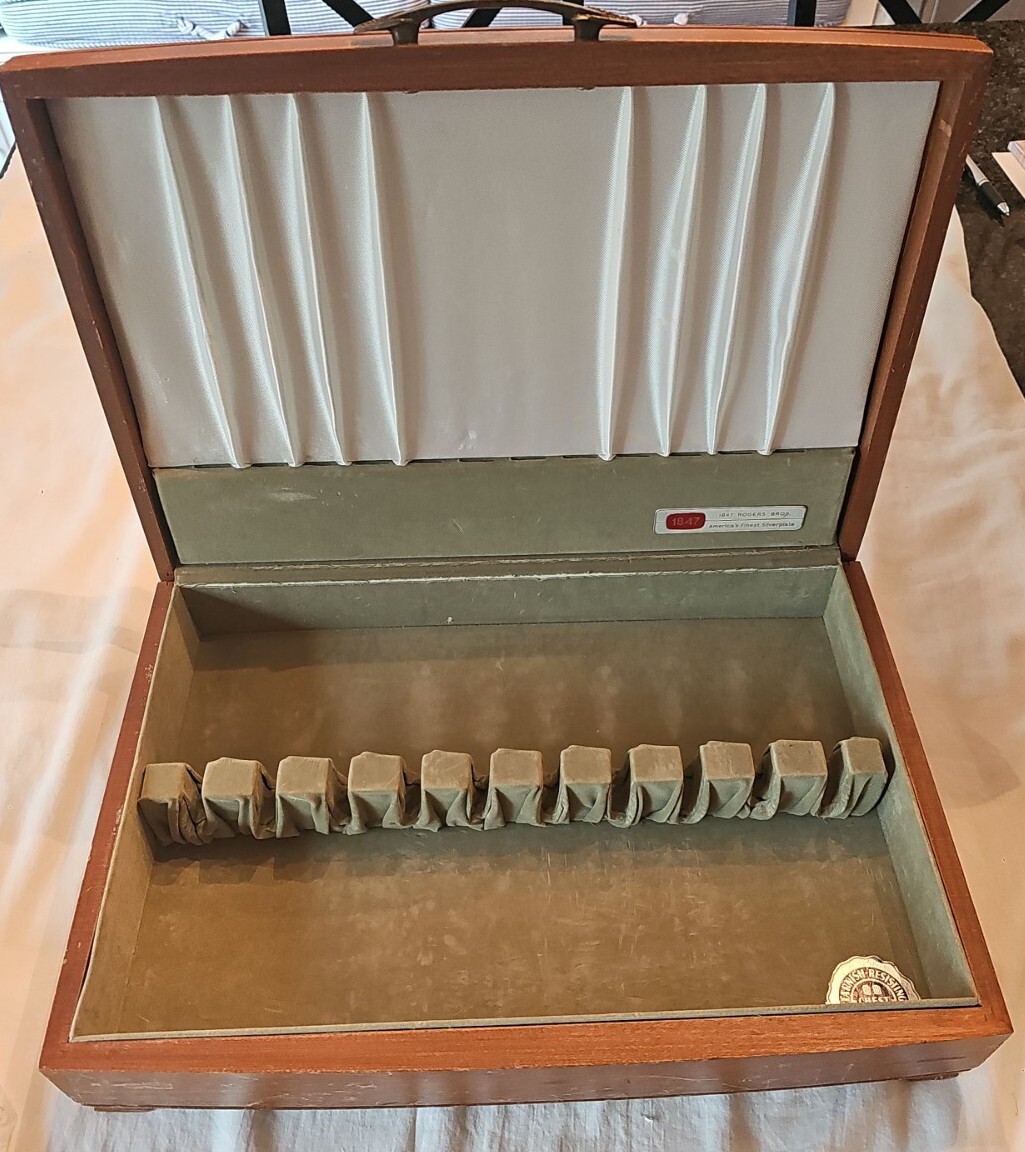 Vintage 1847 Rogers Bros. Silverware Wood Storage Chest Box Tarnish