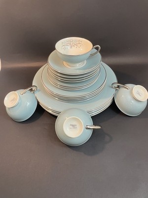 Syracuse ''Meadow Breeze'' China 5-piece Place Setting Platinum And Blue Lot of 4