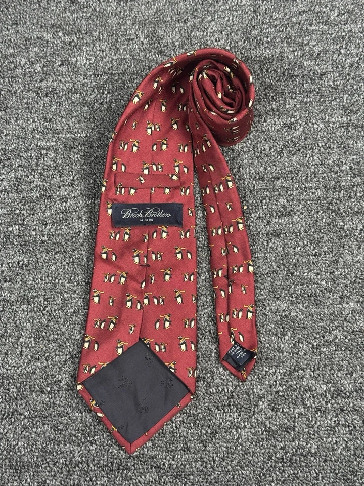 Gravata masculina formal listrada de seda estampa de pinguim vermelho Brooks Brothers - Imagem 2 de 4