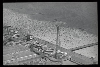 The heavy breezes immobilized parachute Parachute Jump quite a - 1962 Old Photo