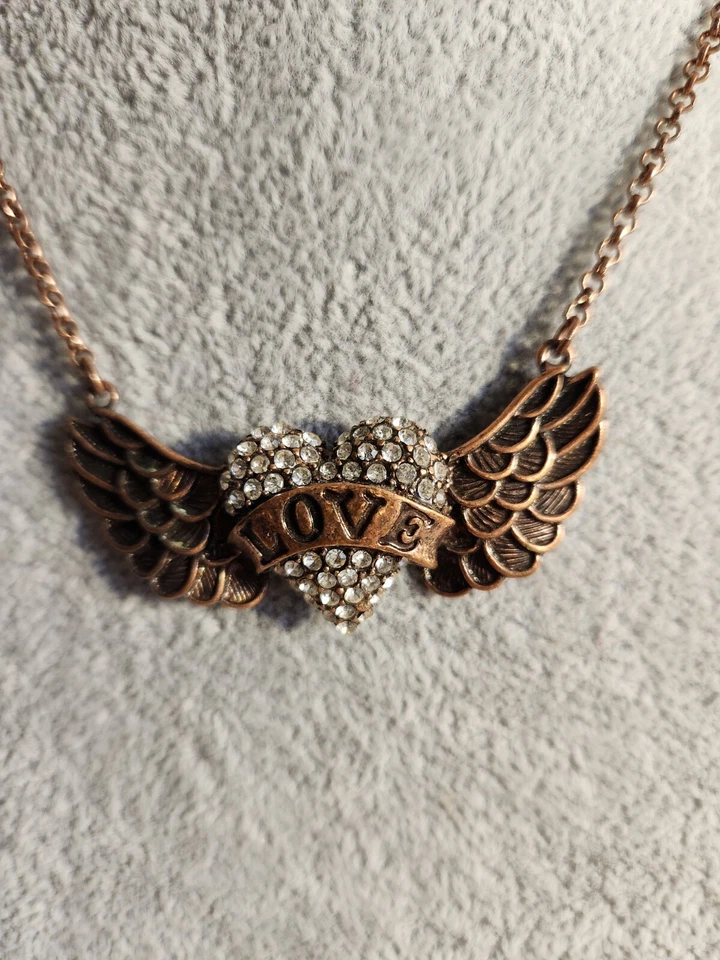 Collar Ala Ángel Corazón Amor Bronce Cristal Pavé Betsey Johnson 19" Foto 2 de 4