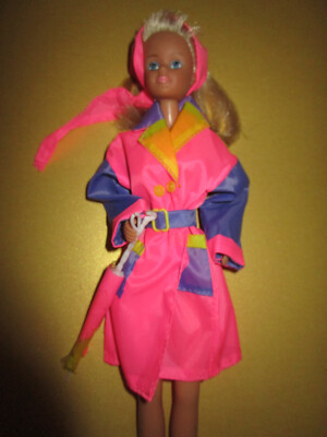 B-1506) ALTE BLONDE VINTAGE PETRA PLASTY DOLL ORIGINALE KLEIDUNG+SCHIRM+STIEFEL