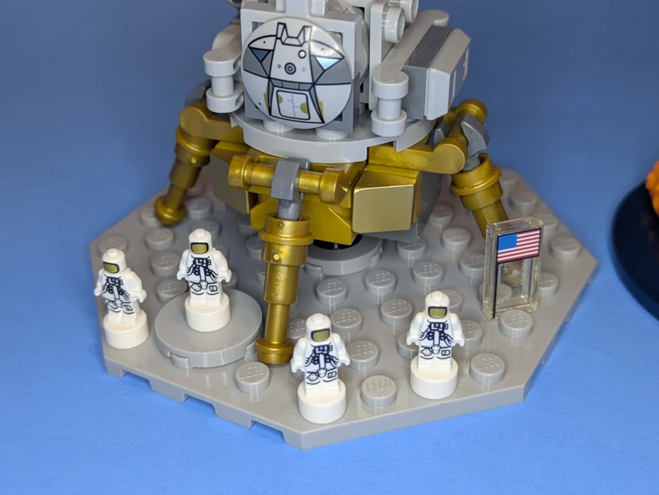 LEGO Ideas: Mini Lunar Lander, Splashdown & Astronauts Only From Saturn V 21309 - Image 3 of 4