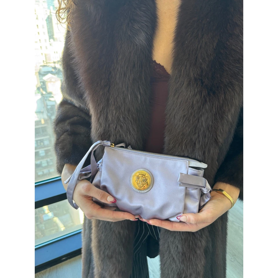 古驰复古丁香紫色缎面歇斯底里腕带手拿包 — 第 2/4 张图片