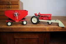 Vintage International Harvester ERTL Metal Loader Tractor Farm toy 1/16 Trailer