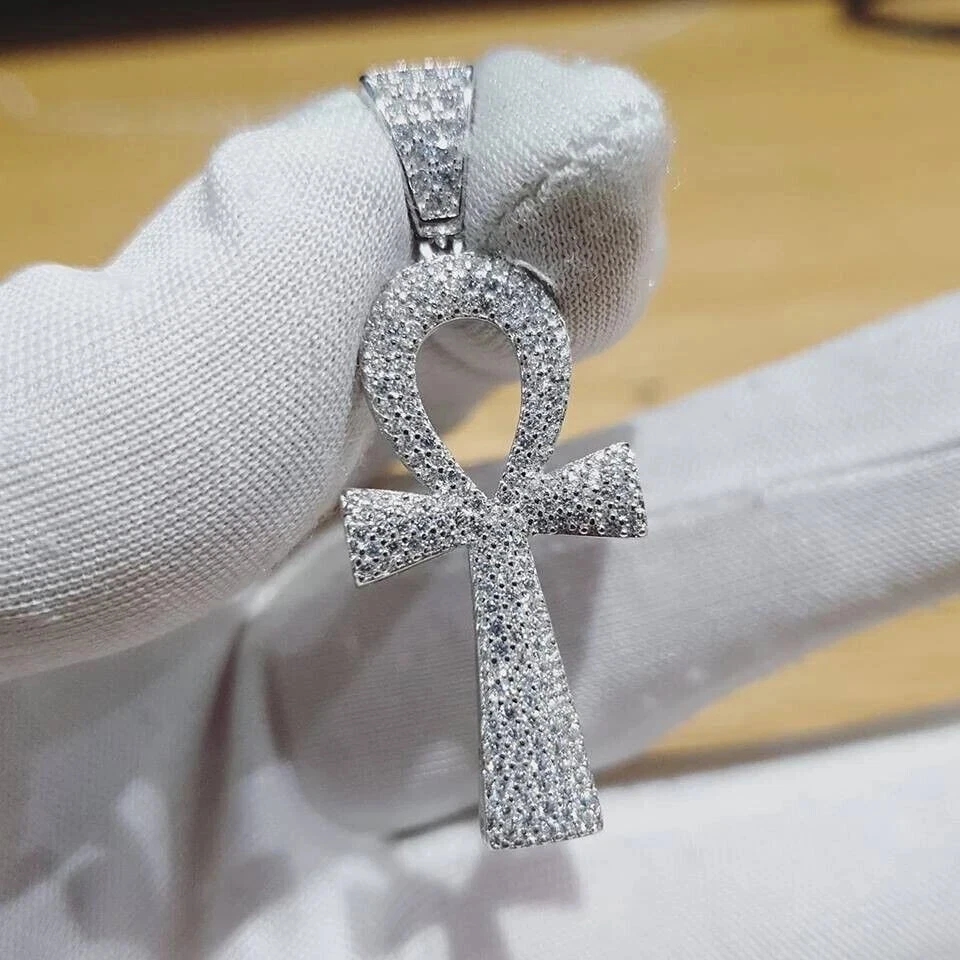 Colgante de plata de ley 925 con cruz de diamante creado en laboratorio de 2 quilates para hombre corte redondo Foto 3 de 4