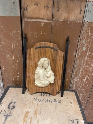 Vintage Madonna mit Kind Wandrelief 3D Skulptur montiert auf Holzplatte Säulen