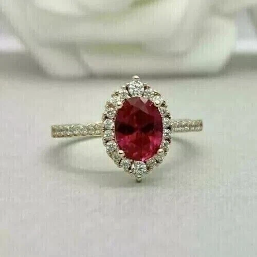 Anillo de compromiso con halo de rubí rosa simulado de corte ovalado de 2 quilates enchapado en oro amarillo de 14 quilates Foto 3 de 4