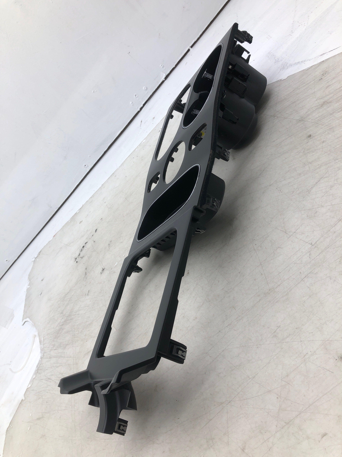 2016-2020 BENTLEY BENTAYGA FRONT CENTER CONSOLE CUPHOLDER TRIM PANEL 36A853098