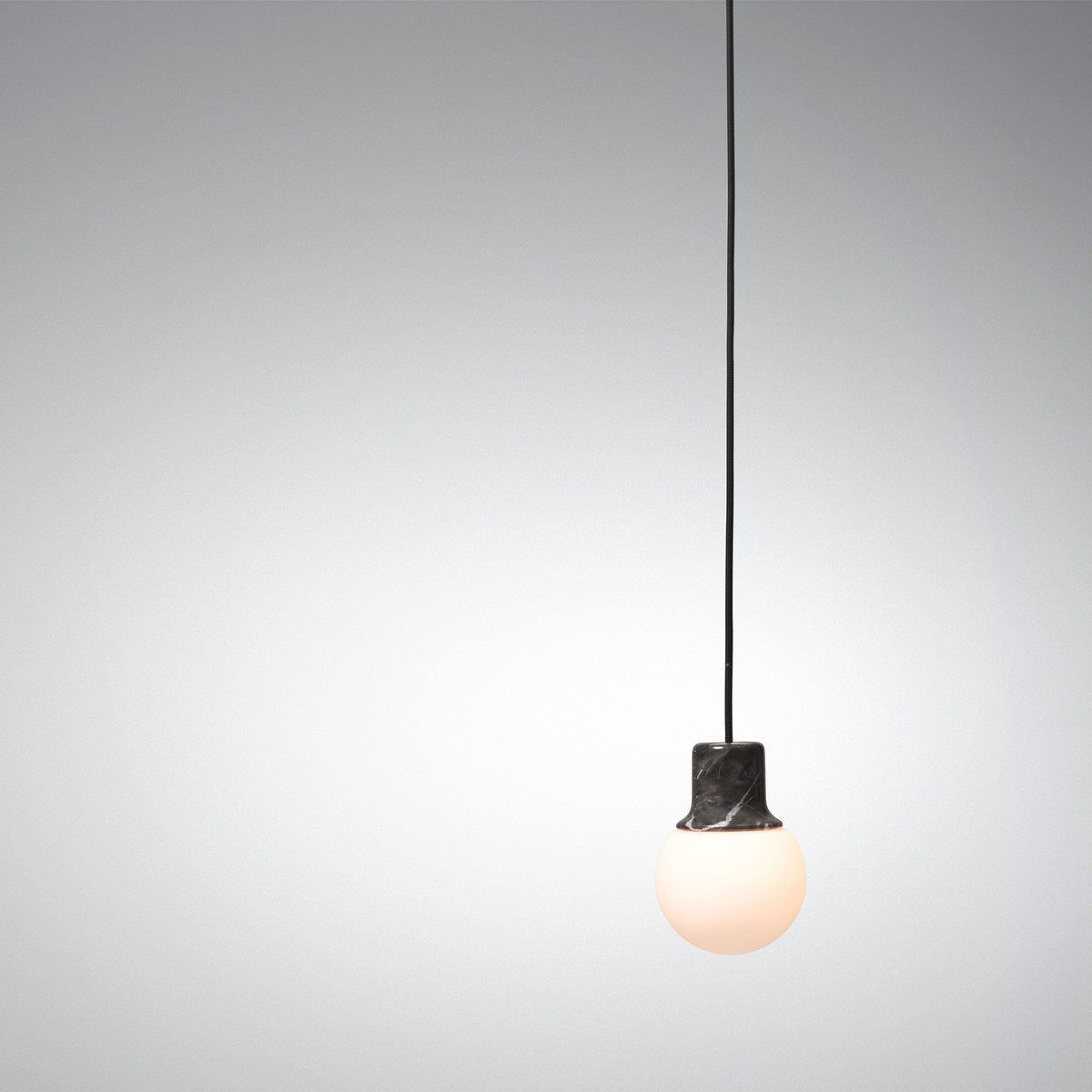 Suspension Mass Light NA5 marbre noir pour éclairage îlot de cuisine