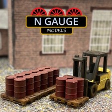 PAINTED- N Scale Gauge 1:148 Forklift Truck & Barrels Set (Warehouse Yard 160)