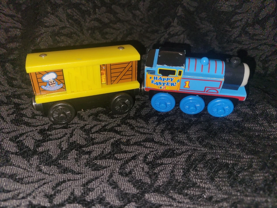 Thomas & Friends Tren de Madera Tanque y Mr. Jolly's Easter Bunny Box Car Foto 3 de 4