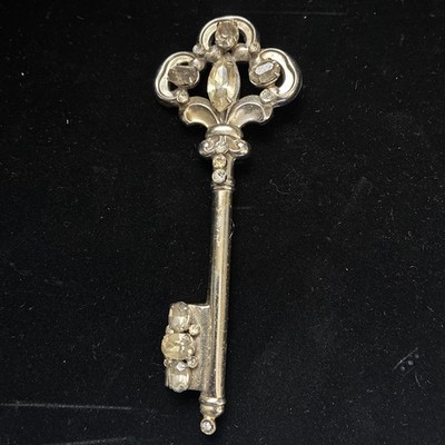 VINTAGE CORO SIGNED RHINESTONE KEY BROOCH ART DECO SILVER TONE FIGURAL