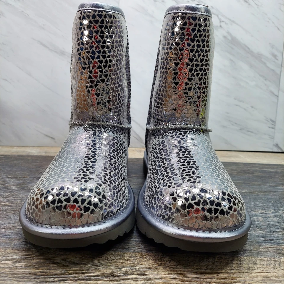 Botas de lantejoulas UGG Classic II Gel Hearts prata 1151613K tamanho 6 infantis femininas 7 novas na caixa - Imagem 2 de 4