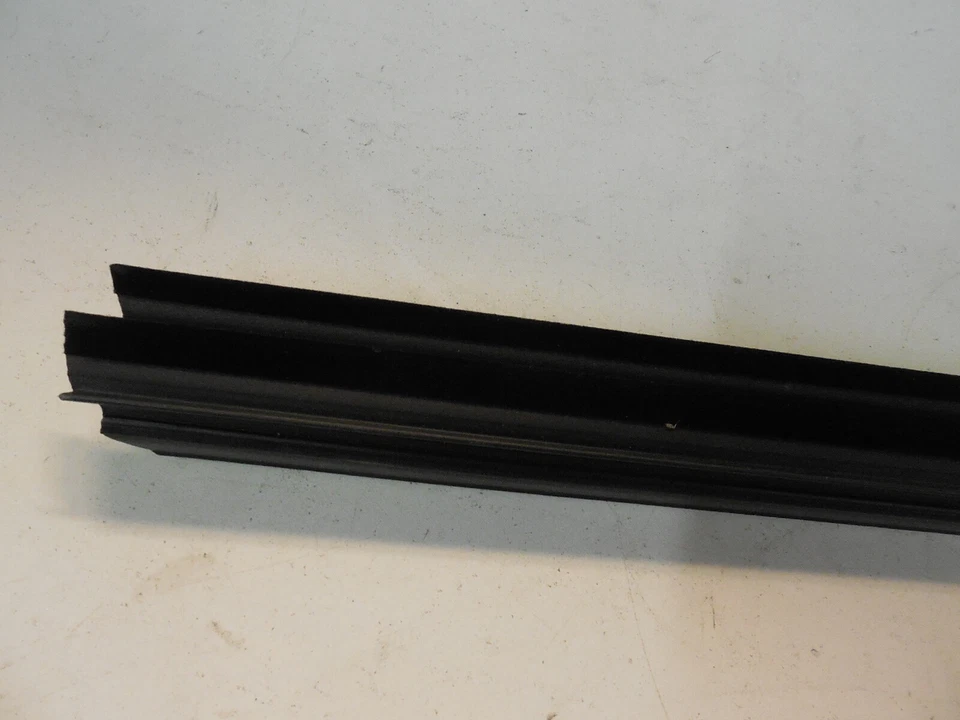 Внутреннее резиновое уплотнение для правой передней двери окна 2015 Mercedes класса E W212 - Изображение 3 из 4