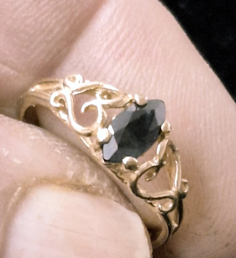 ANILLO CARIÑO ZAFIRO OSCURO ORO MACIZO 10KT TALLA 6 3/4 Foto 3 de 4