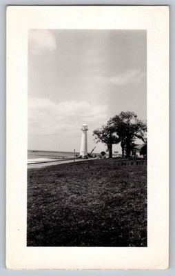 B422 Lighthouse Multiple Car Photo Ocean c1940s Vintage Snapshot