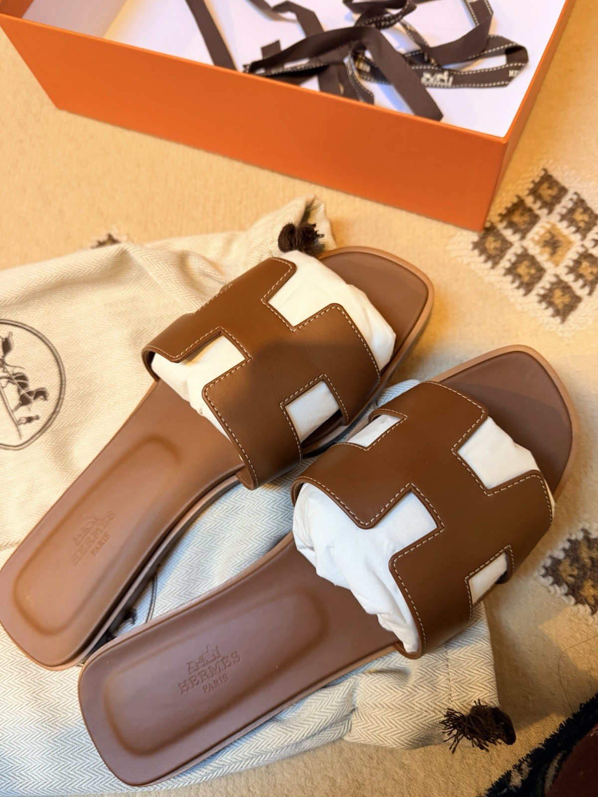 Hermès Oran Sandals – Classic “H” Cut-Out Flats, Timeless Style 🌟