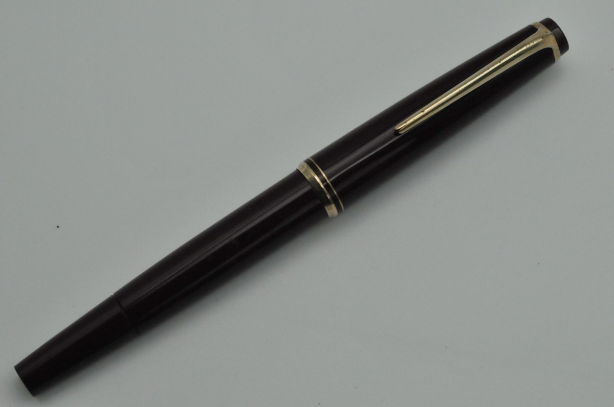 Vintage Montblanc No.22 Fountain Pen 14C Fine (F) Nib Burgundy