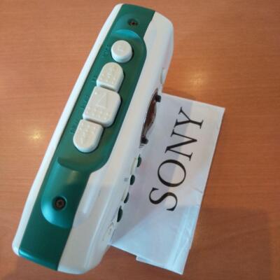 Used SONY Walkman WM-FX202 White Cassette Player AM FM Radio Retro