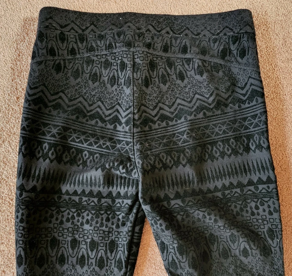 Leggings elásticos de nailon geométricos negros flocados Mudd para mujer talla mediana Foto 2 de 4