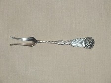 Belle fourchette à cornichons argentée motif feuille de rose fabriquée en Suède