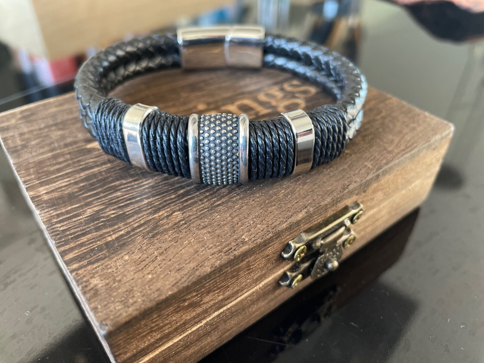 Bracelet viking Ragnar double tour en cuir noir pour look rock et urbain