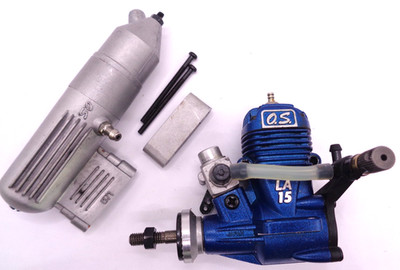O.S MAX 15 LA 2 TAKT RC VERGASER MOTOR + SCHALLDÄMPFER TOP ZUSTAND VERPACKT