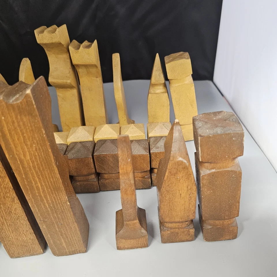 Juego de ajedrez de colección madera minimalista primitivo tallado a mano antiguo estilo bloque finales del siglo XIX? Foto 3 de 4
