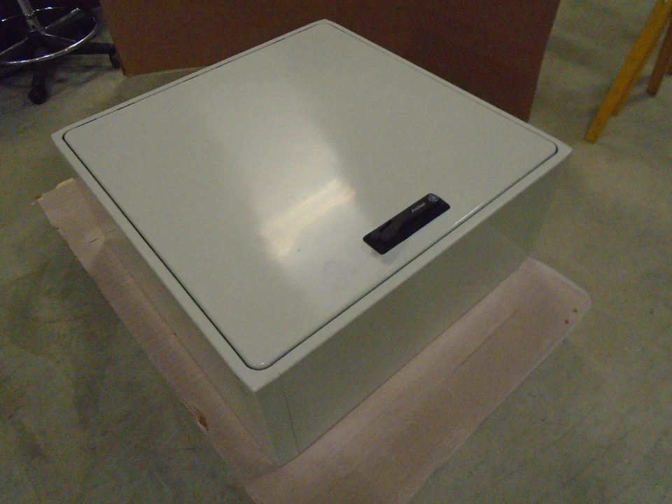 Lightly used in original packaging GE/Vynckier Polysafe FRP Enclosure #PS3030A - Изображение 4 из 4